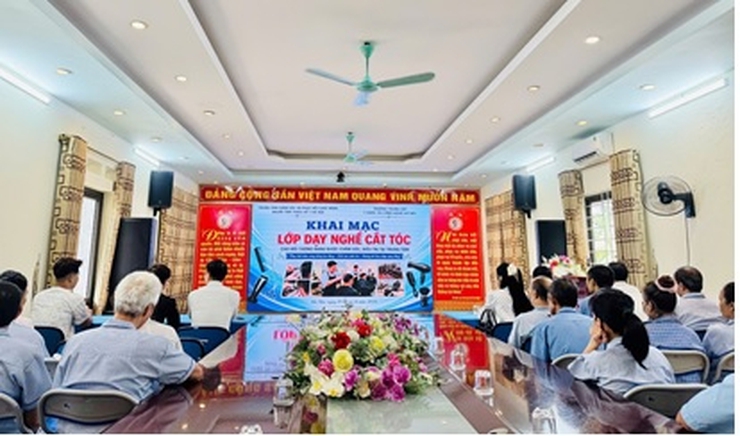 Khai giảng lớp dạy nghề cắt tóc, tạo cơ hội học nghề cho người bệnh tâm thần - Ảnh 1.