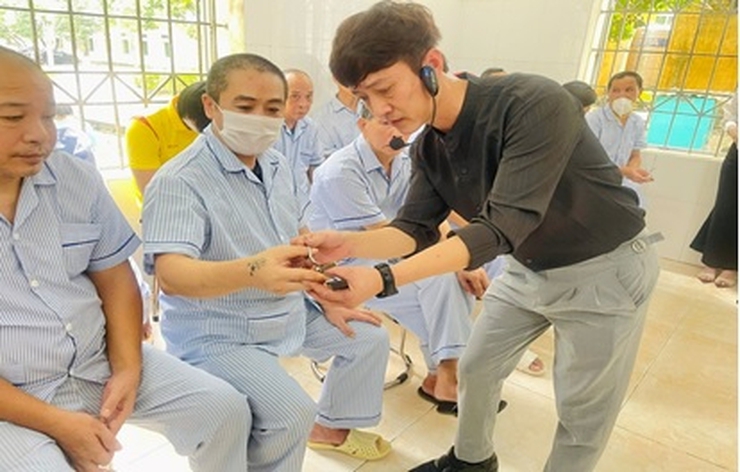 Khai giảng lớp dạy nghề cắt tóc, tạo cơ hội học nghề cho người bệnh tâm thần - Ảnh 2.