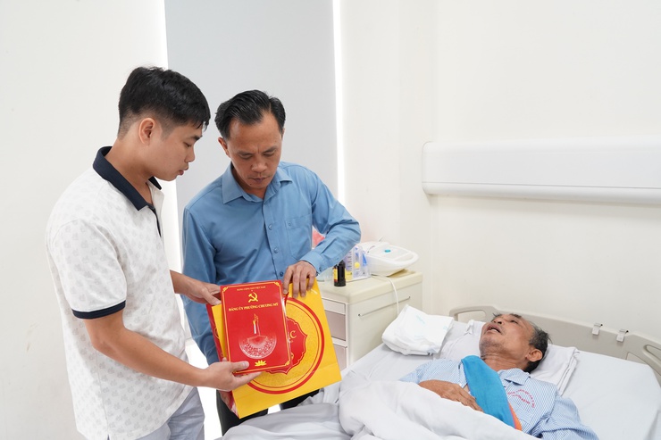 Đồng chí Bí thư Đảng ủy phường Chương Mỹ - Phí Minh Hải thăm hỏi, động viên người dân gặp tai nạn trong quá trình tháo dỡ công trình bàn giao mặt bằng Dự án Quốc lộ 6- Ảnh 1.