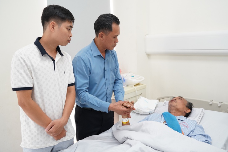 Đồng chí Bí thư Đảng ủy phường Chương Mỹ - Phí Minh Hải thăm hỏi, động viên người dân gặp tai nạn trong quá trình tháo dỡ công trình bàn giao mặt bằng Dự án Quốc lộ 6- Ảnh 2.