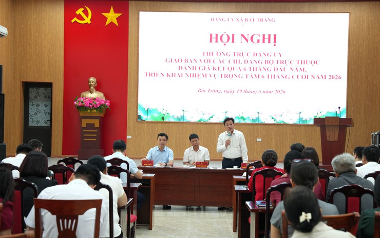 Đảng uỷ xã Bát Tràng giao ban với các chi, đảng bộ trực thuộc, triển khai nhiệm vụ trọng tâm 6 tháng cuối năm 2026- Ảnh 4.