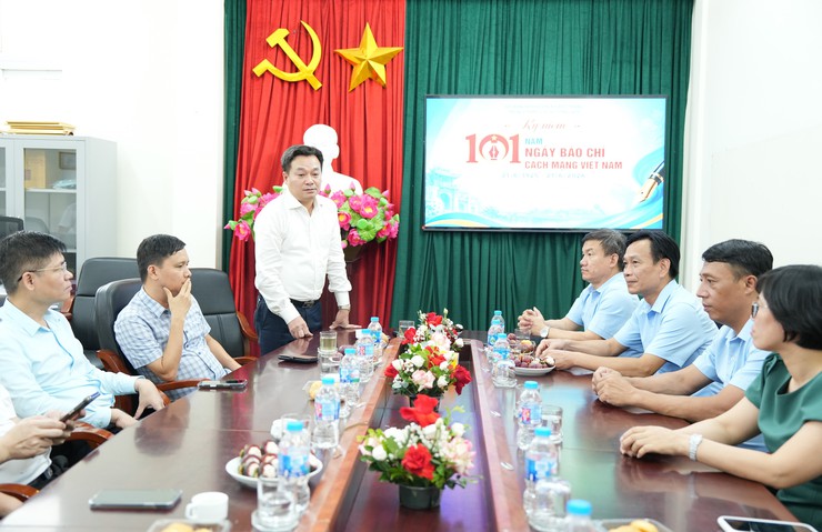 Lãnh đạo xã Bát Tràng thăm, chúc mừng Trung tâm Dịch vụ tổng hợp nhân Ngày báo chí Cách mạng Việt Nam- Ảnh 1.