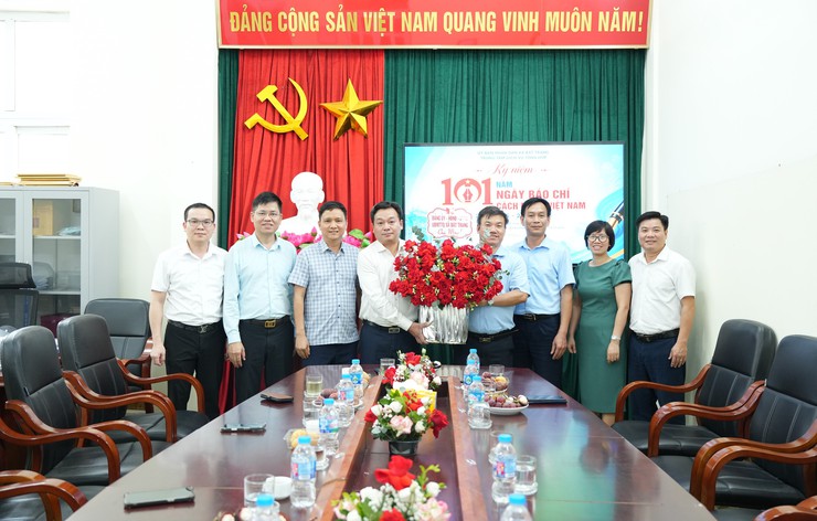 Lãnh đạo xã Bát Tràng thăm, chúc mừng Trung tâm Dịch vụ tổng hợp nhân Ngày báo chí Cách mạng Việt Nam- Ảnh 3.