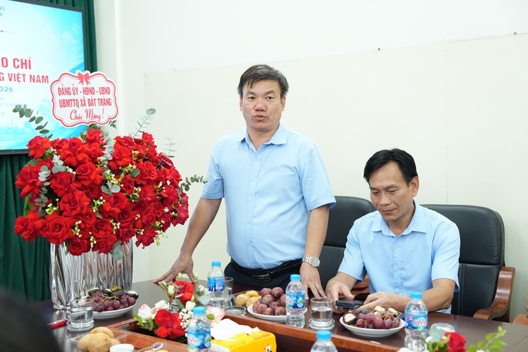 Lãnh đạo xã Bát Tràng thăm, chúc mừng Trung tâm Dịch vụ tổng hợp nhân Ngày báo chí Cách mạng Việt Nam- Ảnh 2.