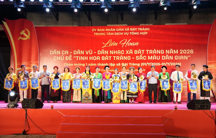 Đêm thứ nhất Liên hoan Dân ca - Dân vũ - Dân nhạc xã Bát Tràng năm 2026 thành công tốt đẹp- Ảnh 1.
