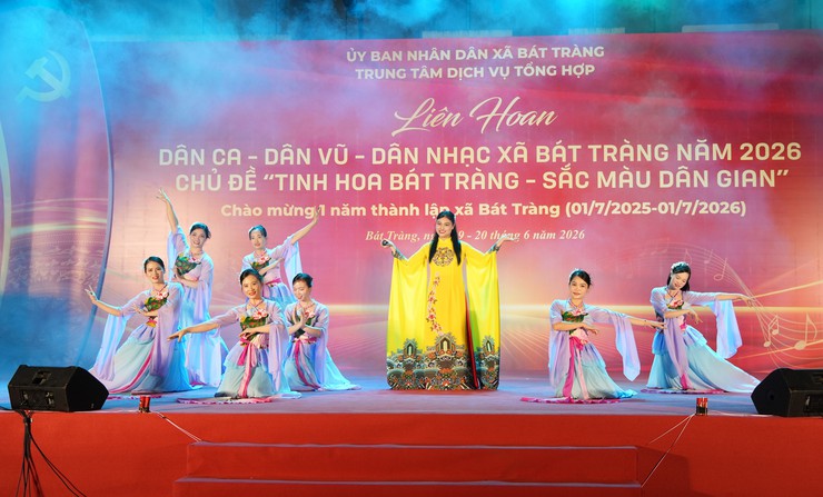Đêm thứ nhất Liên hoan Dân ca - Dân vũ - Dân nhạc xã Bát Tràng năm 2026 thành công tốt đẹp- Ảnh 4.