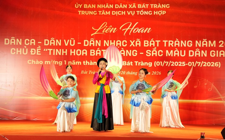 Đêm thứ nhất Liên hoan Dân ca - Dân vũ - Dân nhạc xã Bát Tràng năm 2026 thành công tốt đẹp- Ảnh 3.