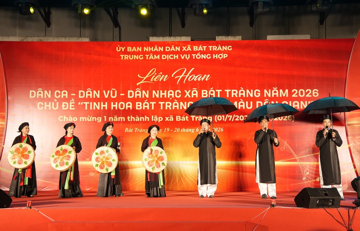 Đêm thứ nhất Liên hoan Dân ca - Dân vũ - Dân nhạc xã Bát Tràng năm 2026 thành công tốt đẹp- Ảnh 11.