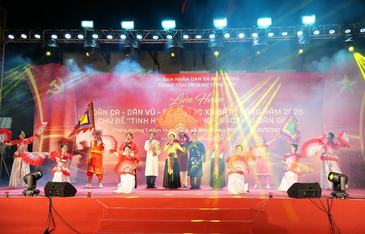 Đêm thứ nhất Liên hoan Dân ca - Dân vũ - Dân nhạc xã Bát Tràng năm 2026 thành công tốt đẹp- Ảnh 12.