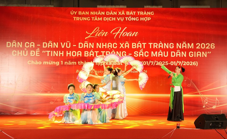 Đêm thứ nhất Liên hoan Dân ca - Dân vũ - Dân nhạc xã Bát Tràng năm 2026 thành công tốt đẹp- Ảnh 13.