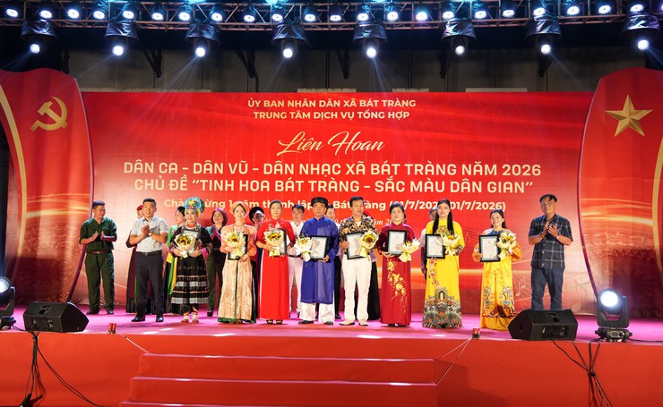 Đêm thứ nhất Liên hoan Dân ca - Dân vũ - Dân nhạc xã Bát Tràng năm 2026 thành công tốt đẹp- Ảnh 6.