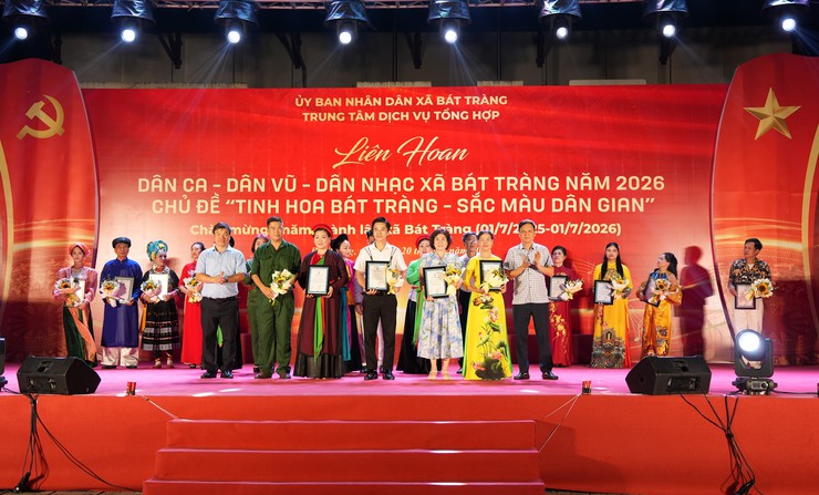 Đêm thứ nhất Liên hoan Dân ca - Dân vũ - Dân nhạc xã Bát Tràng năm 2026 thành công tốt đẹp- Ảnh 7.