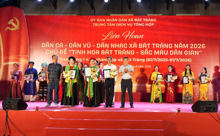 Đêm thứ nhất Liên hoan Dân ca - Dân vũ - Dân nhạc xã Bát Tràng năm 2026 thành công tốt đẹp- Ảnh 8.