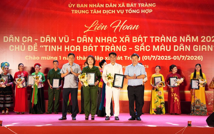 Đêm thứ nhất Liên hoan Dân ca - Dân vũ - Dân nhạc xã Bát Tràng năm 2026 thành công tốt đẹp- Ảnh 9.