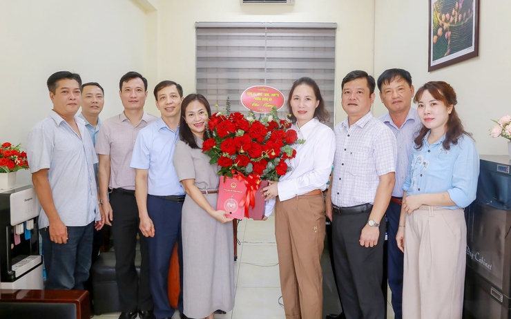Lãnh đạo phường Dương Nội thăm, chúc mừng Trung tâm Văn hoá - Thông tin và Thể thao phường nhân kỷ niệm 101 năm Ngày Báo chí cách mạng Việt Nam- Ảnh 1.
