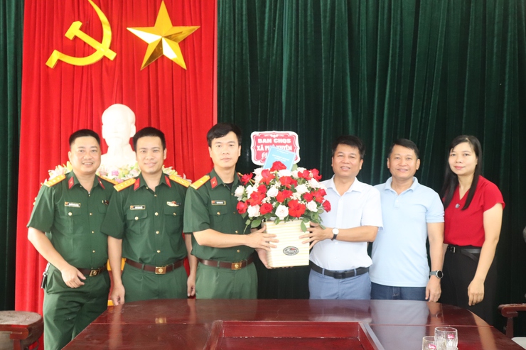 Lãnh đạo xã Phú Xuyên chúc mừng Trung tâm Dịch vụ tổng hợp nhân kỷ niệm 101 năm Ngày Báo chí Cách mạng Việt Nam- Ảnh 10.
