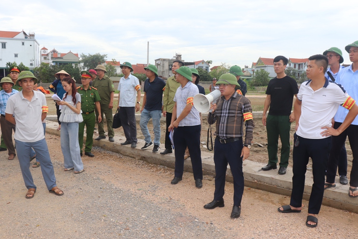Phú Xuyên thực hiện cưỡng chế thu hồi đất, bảo đảm tiến độ dự án hạ tầng tại thôn Phong Triều- Ảnh 4.