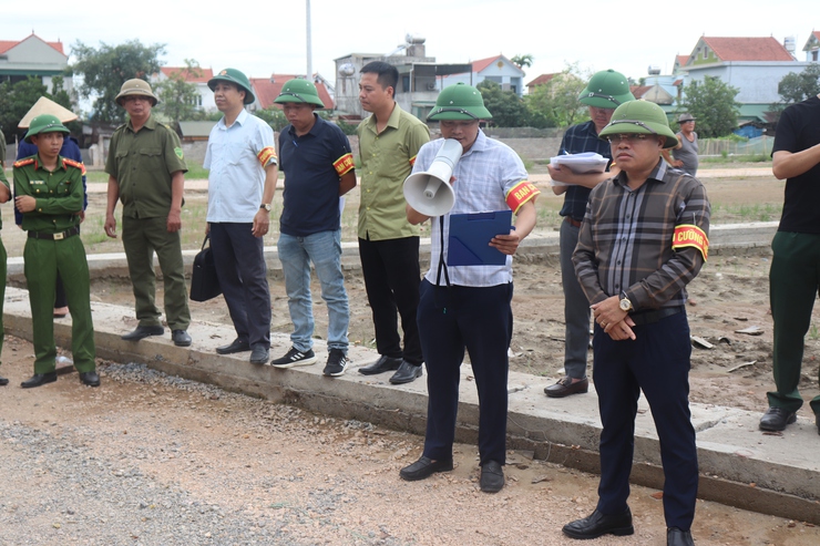Phú Xuyên thực hiện cưỡng chế thu hồi đất, bảo đảm tiến độ dự án hạ tầng tại thôn Phong Triều- Ảnh 3.