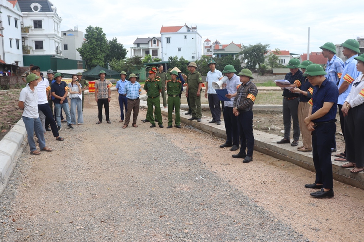 Phú Xuyên thực hiện cưỡng chế thu hồi đất, bảo đảm tiến độ dự án hạ tầng tại thôn Phong Triều- Ảnh 2.