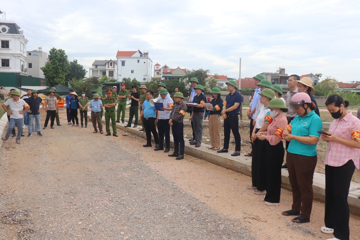 Phú Xuyên thực hiện cưỡng chế thu hồi đất, bảo đảm tiến độ dự án hạ tầng tại thôn Phong Triều- Ảnh 1.