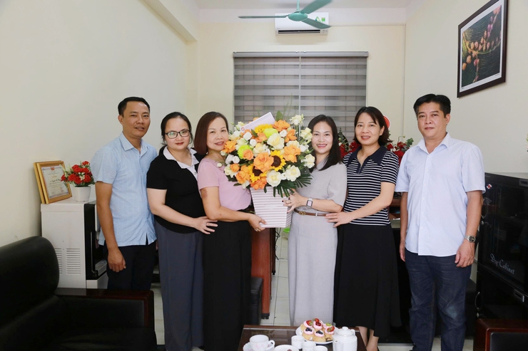 Lãnh đạo phường Dương Nội thăm, chúc mừng Trung tâm Văn hoá - Thông tin và Thể thao phường nhân kỷ niệm 101 năm Ngày Báo chí cách mạng Việt Nam- Ảnh 2.