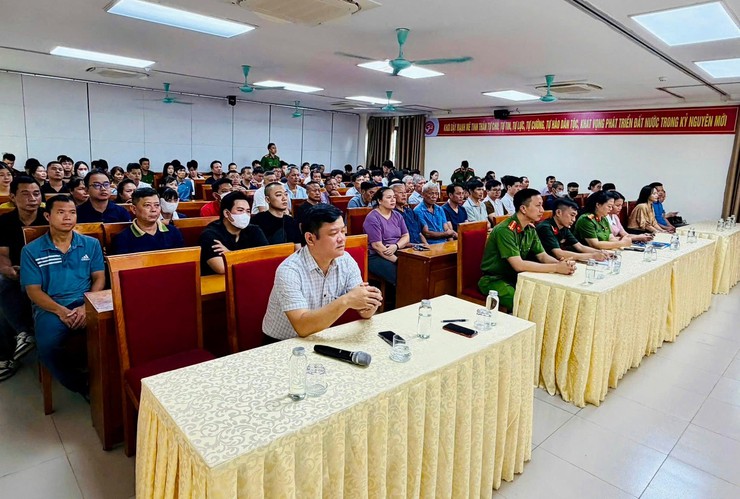 Trên 300 chủ cơ sở, hộ kinh doanh trên địa bàn phường Dương Nội được trang bị kiến thức phòng cháy chữa cháy và cứu nạn cứu hộ- Ảnh 1.
