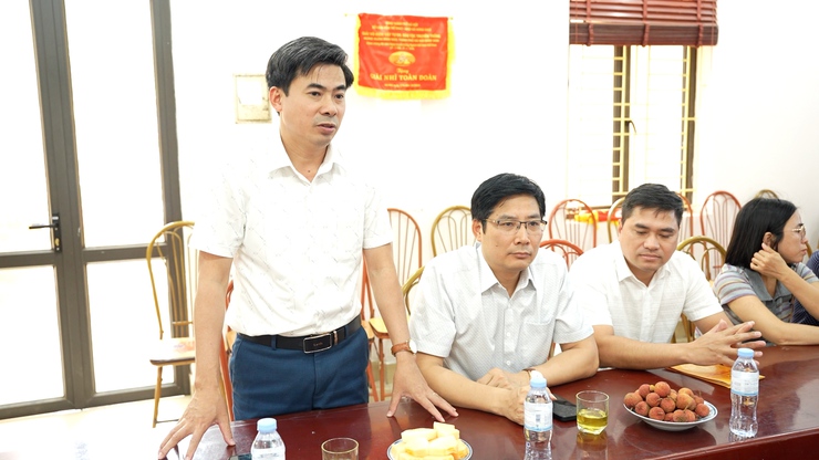 Lãnh đạo xã thăm, chúc mừng Trung tâm Dịch vụ Tổng hợp xã nhân ngày Báo chí cách mạng Việt Nam
- Ảnh 2.