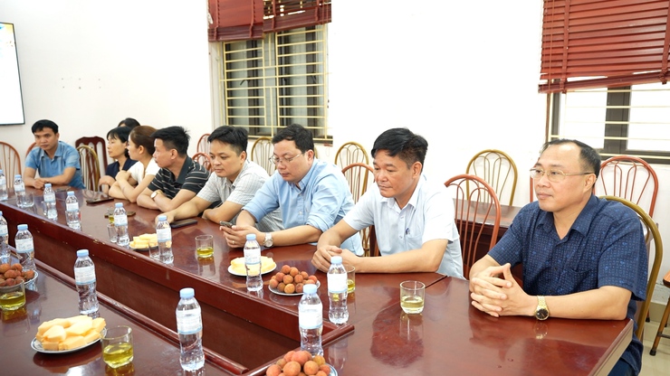 Lãnh đạo xã thăm, chúc mừng Trung tâm Dịch vụ Tổng hợp xã nhân ngày Báo chí cách mạng Việt Nam
- Ảnh 3.