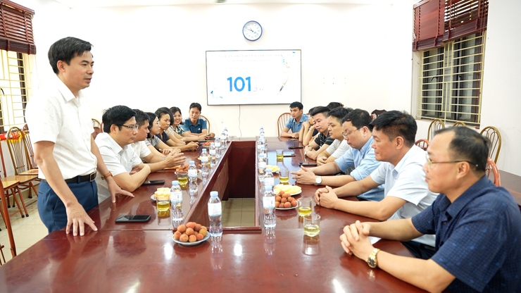 Lãnh đạo xã thăm, chúc mừng Trung tâm Dịch vụ Tổng hợp xã nhân ngày Báo chí cách mạng Việt Nam
- Ảnh 1.