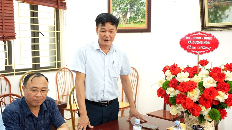 Lãnh đạo xã thăm, chúc mừng Trung tâm Dịch vụ Tổng hợp xã nhân ngày Báo chí cách mạng Việt Nam
- Ảnh 4.