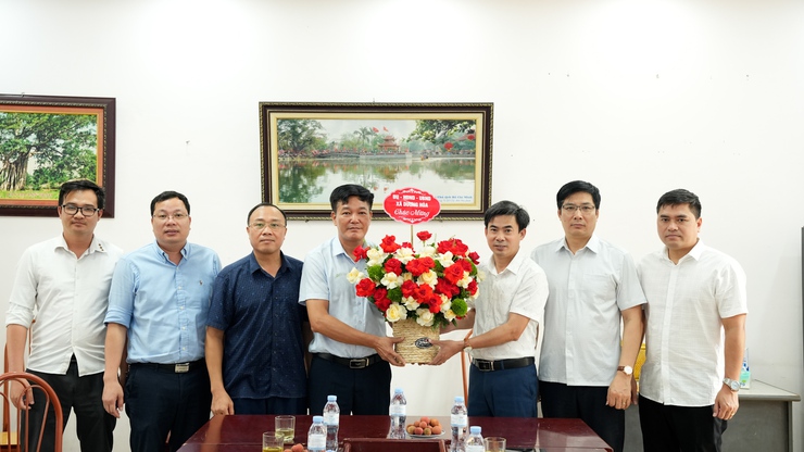 Lãnh đạo xã thăm, chúc mừng Trung tâm Dịch vụ Tổng hợp xã nhân ngày Báo chí cách mạng Việt Nam
- Ảnh 5.