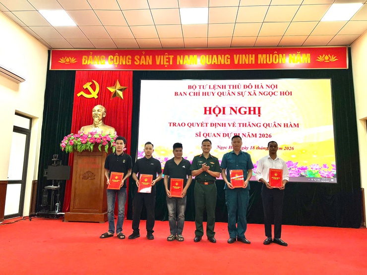Ban CHQS xã Ngọc Hồi tổ chức trao quyết định thăng quân hàm sĩ quan dự bị năm 2026- Ảnh 3.