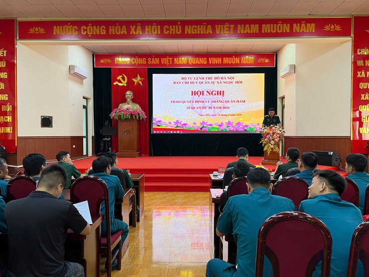 Ban CHQS xã Ngọc Hồi tổ chức trao quyết định thăng quân hàm sĩ quan dự bị năm 2026- Ảnh 1.