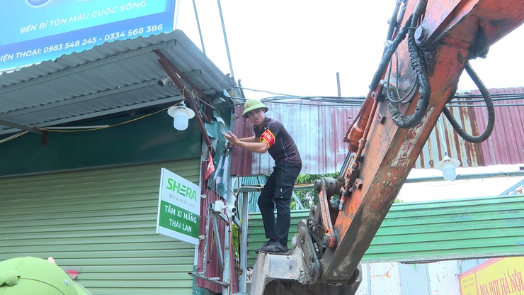 Phường Từ Liêm tổ chức cưỡng chế vi phạm hành chính trong lĩnh vực đất đai tại khu vực Đồng Rạch, tổ dân phố số 2 Phú Đô- Ảnh 1.