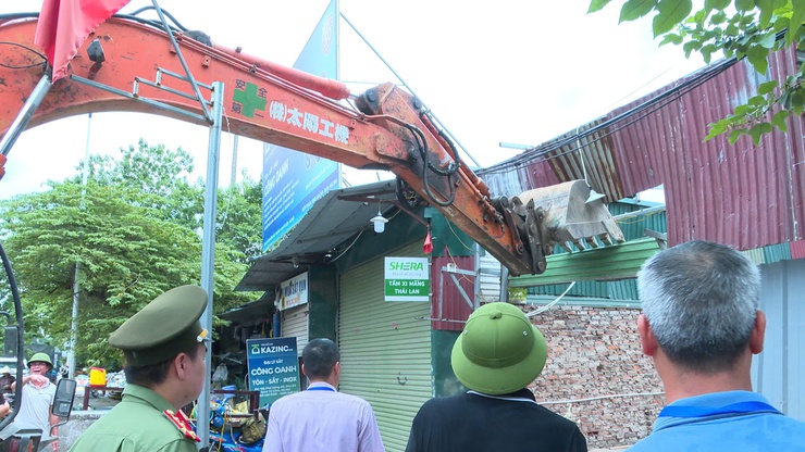 Phường Từ Liêm tổ chức cưỡng chế vi phạm hành chính trong lĩnh vực đất đai tại khu vực Đồng Rạch, tổ dân phố số 2 Phú Đô- Ảnh 4.