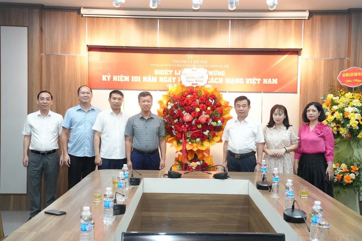 Lãnh đạo phường Từ Liêm chúc mừng Cơ quan Báo và Phát thanh, Truyền hình Hà Nội nhân Ngày Báo chí Cách mạng Việt Nam- Ảnh 1.
