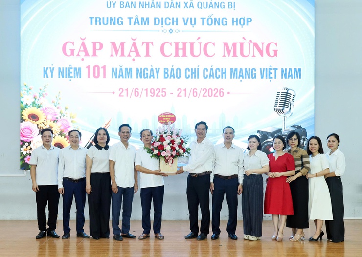 Lãnh đạo xã Quảng Bị tặng hoa chúc mừng Trung tâm Dịch vụ tổng hợp xã nhân kỷ niệm 101 năm Ngày Báo chí Cách mạng Việt Nam- Ảnh 2.