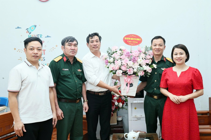 Lãnh đạo xã Quảng Bị tặng hoa chúc mừng Trung tâm Dịch vụ tổng hợp xã nhân kỷ niệm 101 năm Ngày Báo chí Cách mạng Việt Nam- Ảnh 5.