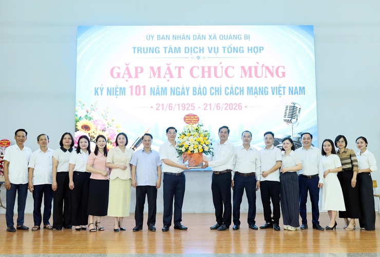 Lãnh đạo xã Quảng Bị tặng hoa chúc mừng Trung tâm Dịch vụ tổng hợp xã nhân kỷ niệm 101 năm Ngày Báo chí Cách mạng Việt Nam- Ảnh 1.