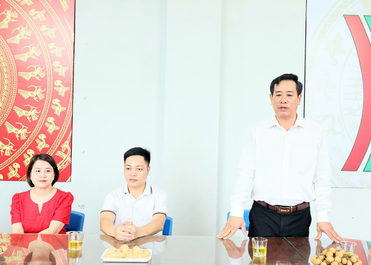 Lãnh đạo xã Quảng Bị tặng hoa chúc mừng Trung tâm Dịch vụ tổng hợp xã nhân kỷ niệm 101 năm Ngày Báo chí Cách mạng Việt Nam- Ảnh 4.