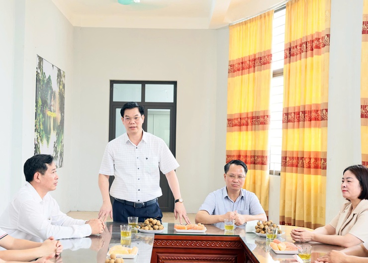 Lãnh đạo xã Quảng Bị tặng hoa chúc mừng Trung tâm Dịch vụ tổng hợp xã nhân kỷ niệm 101 năm Ngày Báo chí Cách mạng Việt Nam- Ảnh 3.