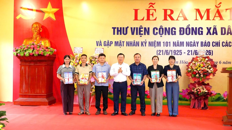 DÂN HÒA RA MẮT THƯ VIỆN CỘNG ĐỒNG - KỶ NIỆM  NĂM BÁO CHÍ CÁCH MẠNG VIỆT NAM 21/6/1925-21/6/2926- Ảnh 12.
