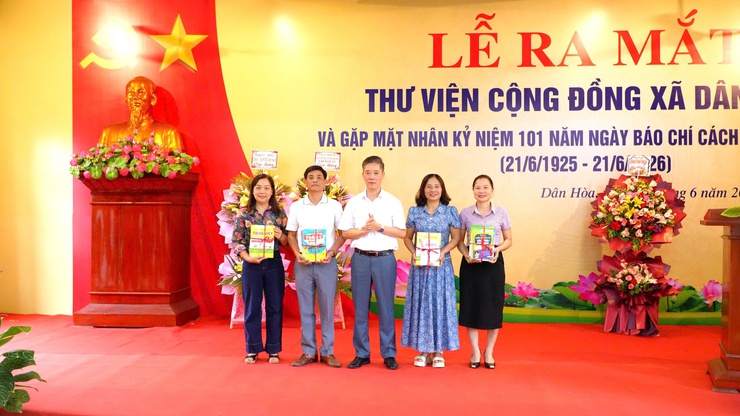 DÂN HÒA RA MẮT THƯ VIỆN CỘNG ĐỒNG - KỶ NIỆM  NĂM BÁO CHÍ CÁCH MẠNG VIỆT NAM 21/6/1925-21/6/2926- Ảnh 13.