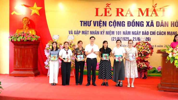 DÂN HÒA RA MẮT THƯ VIỆN CỘNG ĐỒNG - KỶ NIỆM  NĂM BÁO CHÍ CÁCH MẠNG VIỆT NAM 21/6/1925-21/6/2926- Ảnh 14.