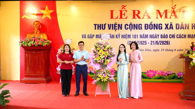 DÂN HÒA RA MẮT THƯ VIỆN CỘNG ĐỒNG - KỶ NIỆM  NĂM BÁO CHÍ CÁCH MẠNG VIỆT NAM 21/6/1925-21/6/2926- Ảnh 9.
