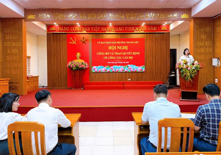 UBND phường Thanh Liệt công bố và trao quyết định về công tác cán bộ- Ảnh 4.