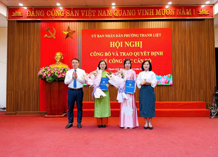 UBND phường Thanh Liệt công bố và trao quyết định về công tác cán bộ- Ảnh 5.