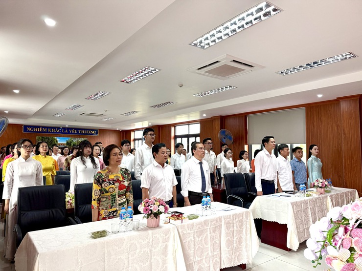 Đảng bộ Trường THPT Tây Hồ tổ chức Lễ kết nạp 13 đảng viên mới- Ảnh 1.