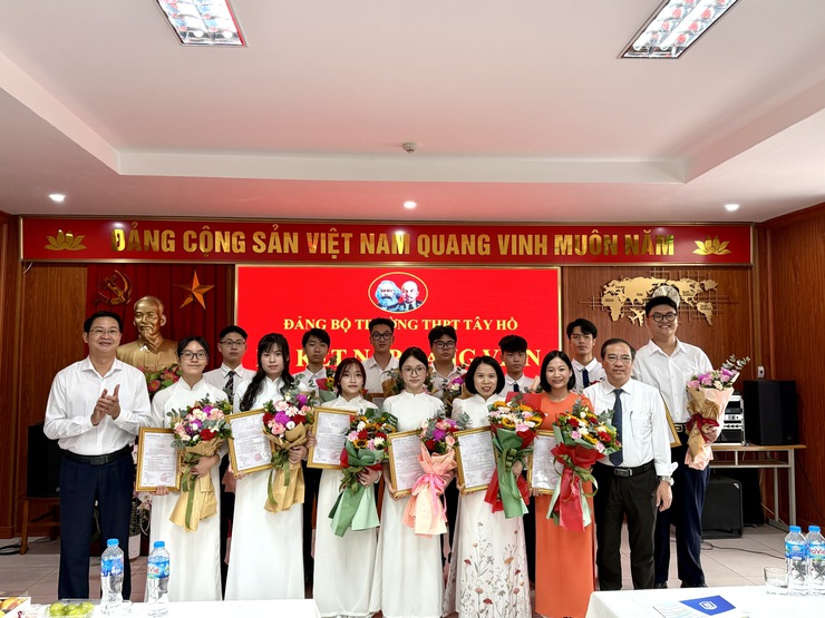 Đảng bộ Trường THPT Tây Hồ tổ chức Lễ kết nạp 13 đảng viên mới- Ảnh 2.