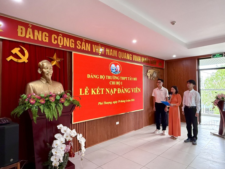 Đảng bộ Trường THPT Tây Hồ tổ chức Lễ kết nạp 13 đảng viên mới- Ảnh 3.